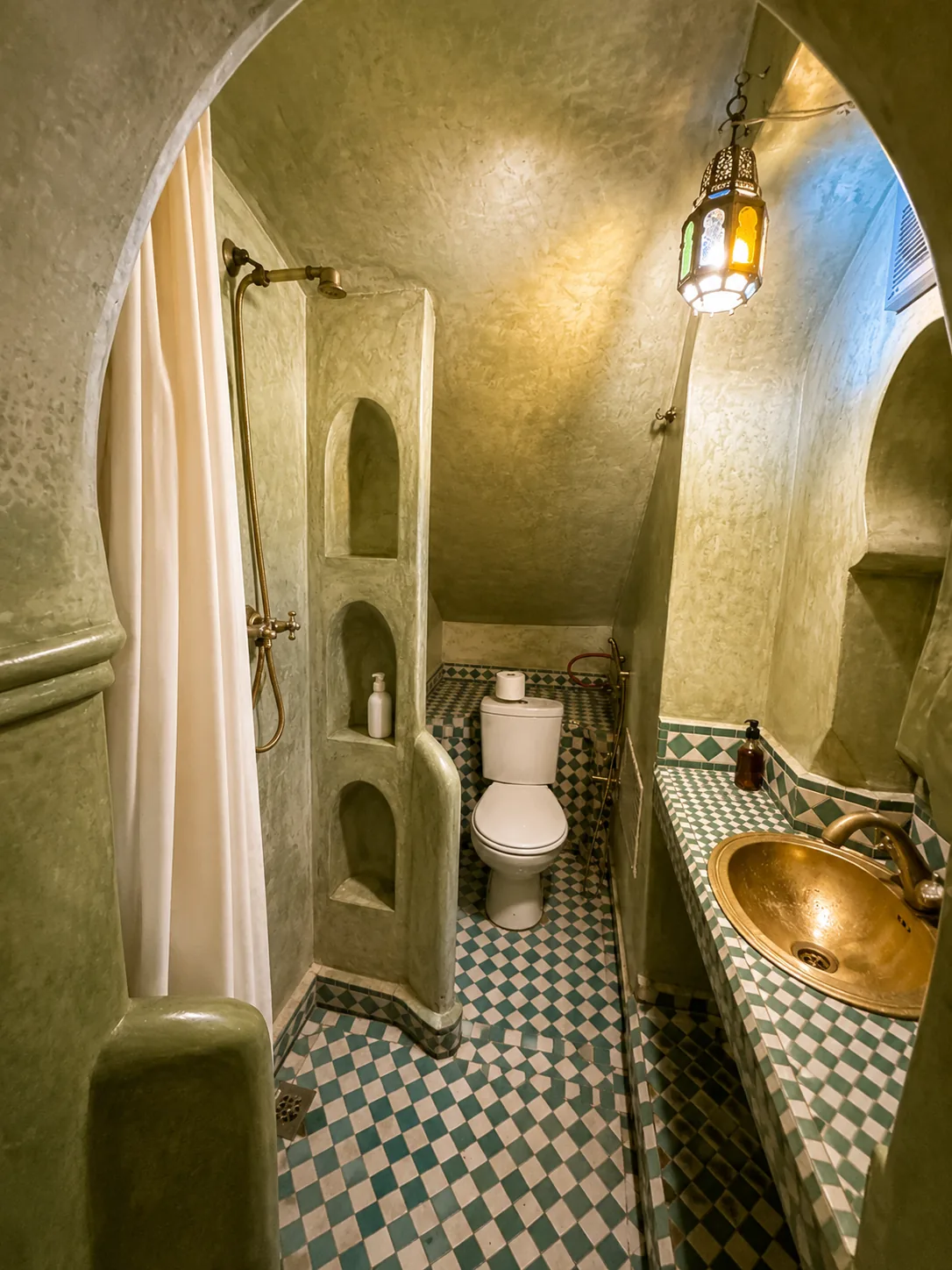 Ensuite bathroom of the Laila room at Riad Tasneem